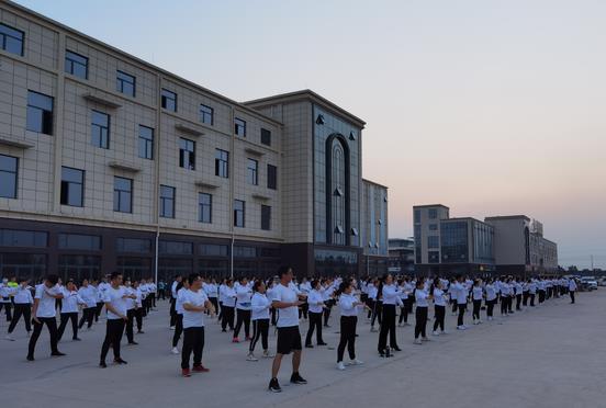 龍勝管曹縣運營中心為弘揚全民健身運動，竟組建了一支“400人舞團(tuán)”
