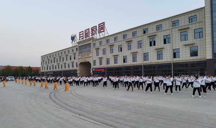 龍勝管曹縣運營中心為弘揚全民健身運動，竟組建了一支“400人舞團(tuán)”