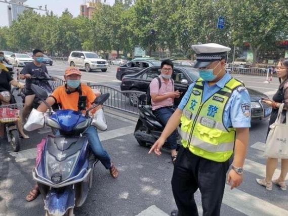 龍勝管海安運營中心助力“一盔一帶”，贈千頂安全盔以踐行社會責任